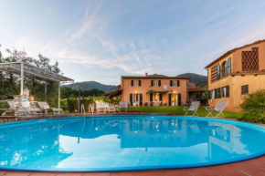 Melograno Farmhouse, ROMANTIC FARMHOUSE VILLA WITH PRIVATE INFINITY POOL AND GREAT VIEWS IN LUCCA